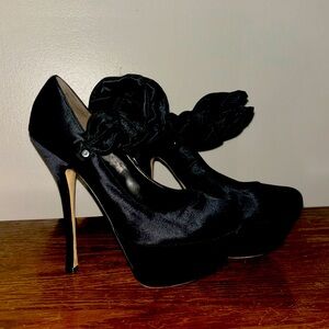Bebe 6in heels. Size 8. Like New.